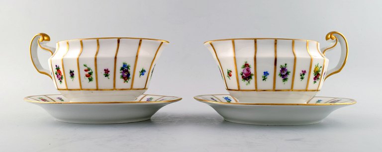 2 stk. Henriette, Kongelig porcelæn. Royal Copenhagen Henriette, håndmalet 
porcelæn med guldkant. Kgl. Henriette, gammel sovseskål på fast fad nr. 
444/8537.