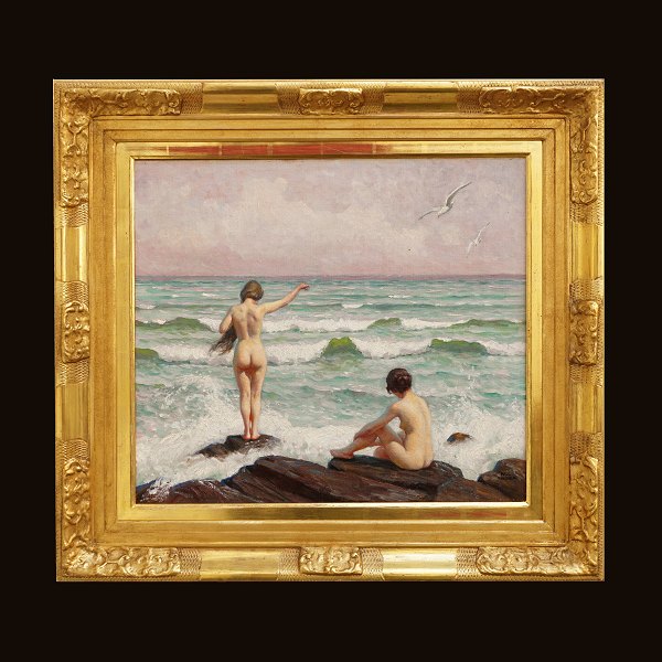 Paul Fischer, 1860-1934: Zwei junge Mädchen beim Baden am Strand. Öl auf Leinen. 
Signiert. Lichtmase: 50x58cm. Mit Rahmen: 72x79cm