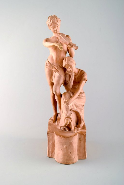 Ipsens enke, , uglaseret lertøj/terracotta. Stemplet P. Ipsen, no. 44. Ungt par.