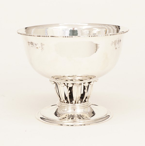 A large Louvre bowl from Georg Jensen. Sterlingsilver. Dated 1921. #19B. H: 
19cm. D: 24cm. W: 1.009gr