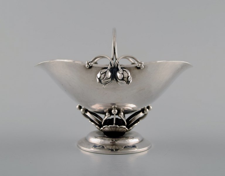 Georg Jensen: Skål af sterlingsølv, smedet med blomsterknopper og gennembrudt 
stamme med blade.