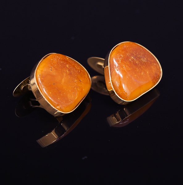 A pair of 14ct gold cuff links with amber. Size: 30x24mm