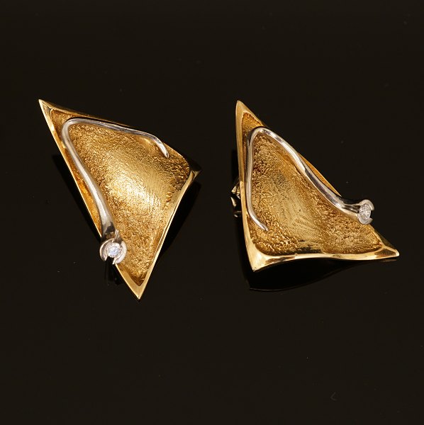 Ole Lynggard, Denmark: A pair of earrings with diamonds. 14ct gold. Size: 
3,5x2cm. W: 12,4gr