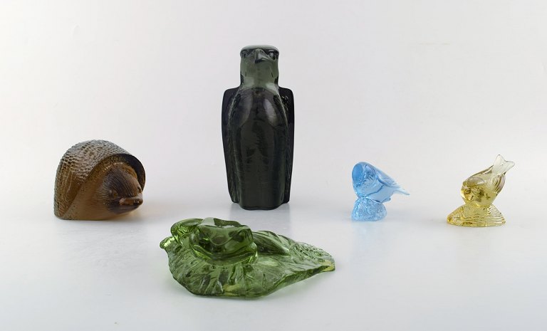 Paul Hoff for Svenskt glas. Fem figurer i form af falk, pindsvin, tudse samt to 
fugle. kunstglas. WWF.
