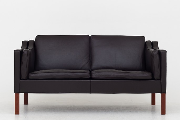 Børge Mogensen / Fredericia FurnitureBM 2212 - 2 pers. sofa, nybetrukket i Paris Brown-læder.KLASSIK tilbyder polstring af X med stof eller læder efter eget ønske. Kontakt os venligst for mere information.Leveringstid: 6-8 ugerNy-restaureret