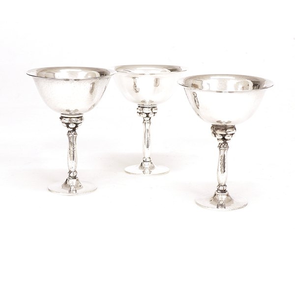 Harald Nielsen für Georg Jensen: Drei Cocktailbecher in Sterlingsilber. #479A. 
H: 10,5cm. D: 7,7cm. G: 292gr (3)