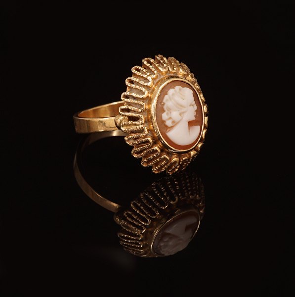 Jørgen Larsen, Copenhagen: Camé ring in 14kt gold. Ringsize: 55-56