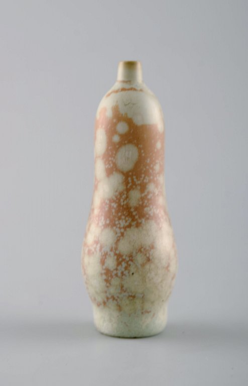 Gunnar Nylund, Rörstrand. Miniature vase i keramik. Sjælden form.
