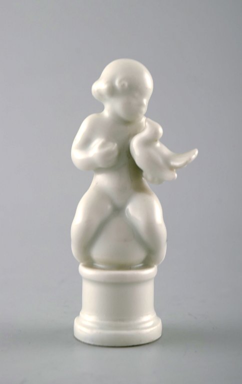 Sjælden Dahl Jensen figur. Blanc de chine. Barn med fugl. Modelnummer 1044.
