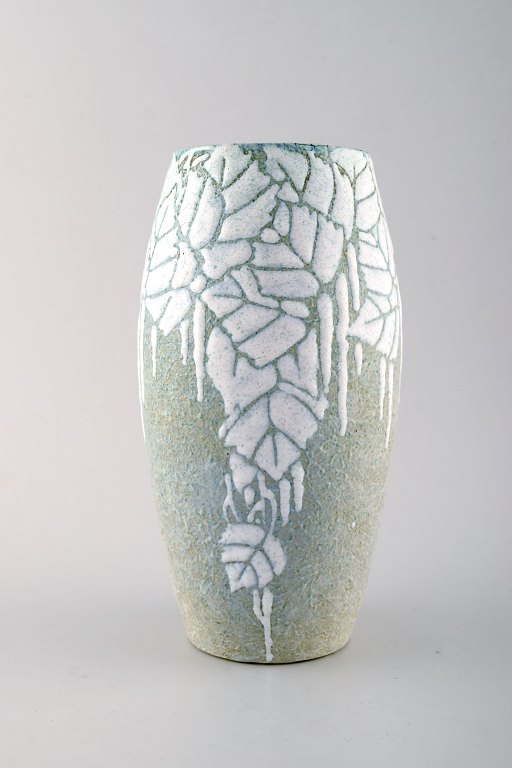 Beata Mårtensson for Gustavsberg. Smuk unika art nouveau vase. Dateret 1909. 
