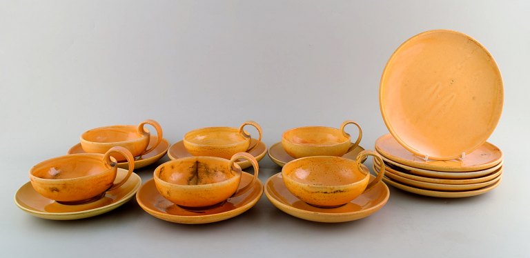 Kähler, HAK (Denmark). Set of 6 tea cups and saucers and 6 plates. Uranium 
yellow glaze. 1940s.
