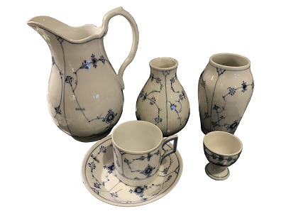 Musselmalet porcelæn, rifletRoyal CopenhagenKande nr. 158, 1225 kr., vase nr. 2271 og vase nr. 384, 525  kr.  kop nr. 83, 425 kr. æggebæger (3) 350 kr.
