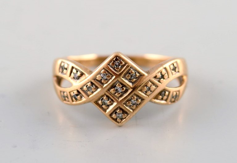 Guldfynd Ab (Sweden) 18K gold ring with 17 brilliant-cut diamonds.
