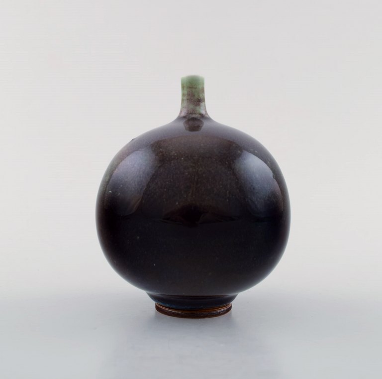 Berndt Friberg Studio keramikvase. Moderne svensk design. Unika, håndlavet. 
Sjælden form.
