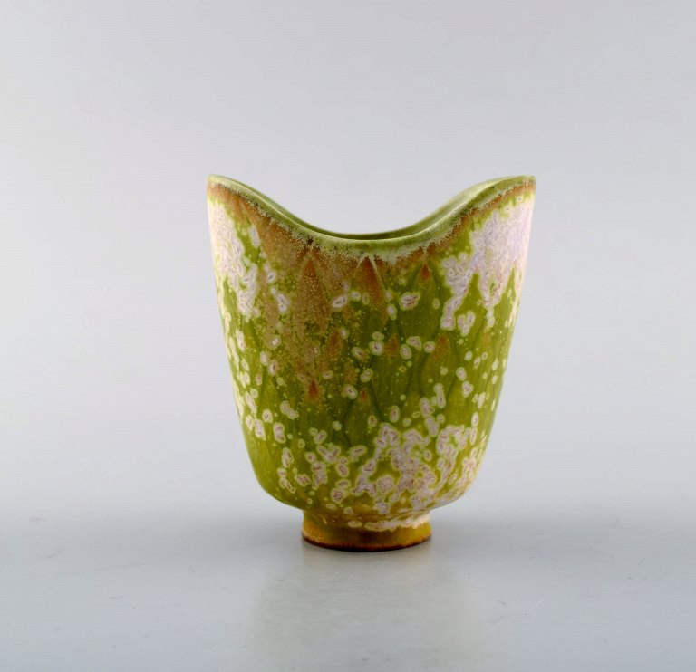 Gunnar Nylund for Rørstrand/Rörstrand. Vase i glaseret stentøj dekoreret med 
æggeskalsglasur på limegrøn bund. 1950