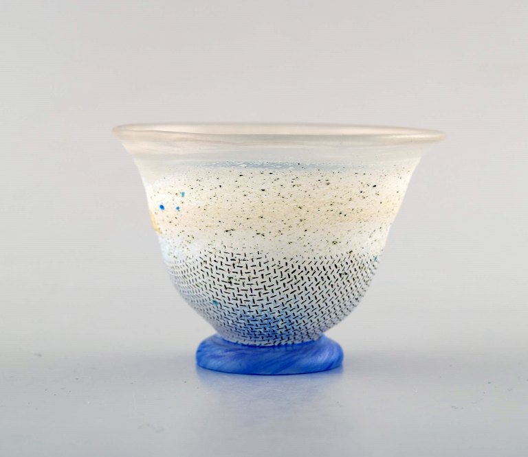 Ulrica Hydman Vallien for Kosta Boda. Vase på fod i lyseblåt og klart mundblæst 
kunstglas. Svensk design 1980