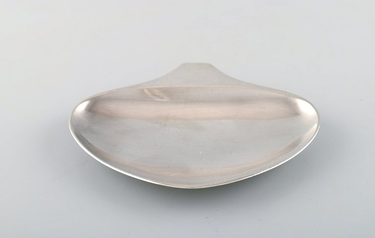 Henning Koppel for Georg Jensen. Modernistisk skål i sterlingsølv. Designnummer 
1077. 
