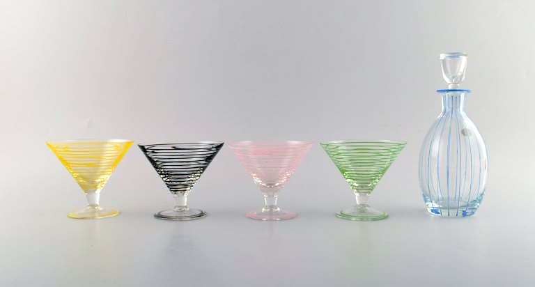 Åfors glasbruk. Et sæt på 4 cocktailglas og karaffel i håndmalet mundblæst 
kunstglas. 1960