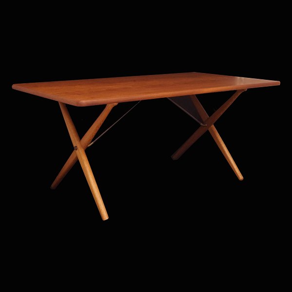 Hans J. Wegner: "Sawhorse"-Table with veneered teak top and crossleged oak base. 
H: 72cm. Top: 159x85cm