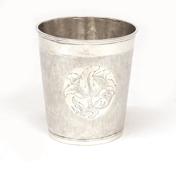 A late 18th century silver cup. Made by Jens Jensen Winge, Fredericia, Denmark. 
1779-1818. H: 8,4cm. W: 102gr