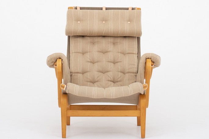 Bruno Mathsson / Dux
Pernilla 69 - Reupholstered lounge chair in beech w. fabric by Aalborg 
Møbelfabrik (Dessin A, col. 11). KLASSIK offers upholstery of the chair in 
fabric or leather of your choice. Please contact us for further information.
Renovated
Availability: 6-8 weeks
