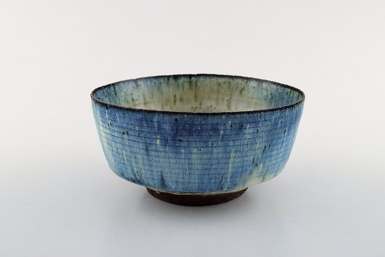 Gutte Eriksen, own workshop. Bowl in glazed stoneware. Raku burned technique. 
1950