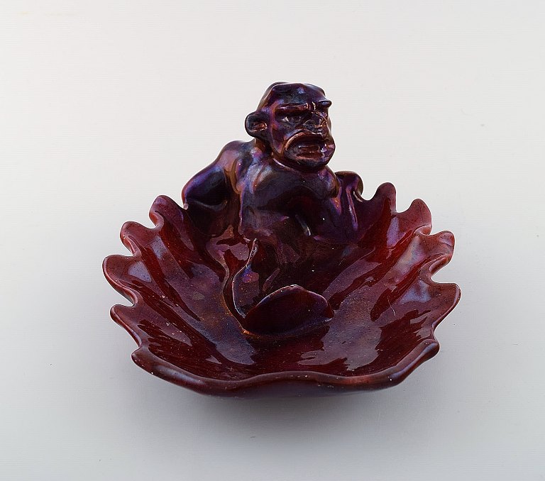 Karl Hansen Reistrup for Kähler. Sjældent fad med grotesk i smuk lustre glasur. 
1890