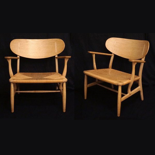 Hans J. Wegner, Denmark: A pair of CH 22 oak chairs. Nice condition