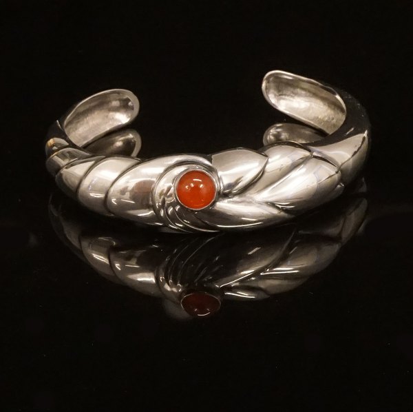 Ole Kortzau for Georg Jensen: Bracelet, sterlingsilver. #360. Size inside: 
5,7cm. W: 42gr