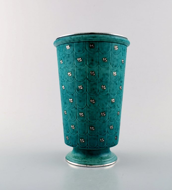 Wilhelm Kåge for Gustavsberg. Argenta vase i keramik dekoreret med blade i 
sølvindlæg.