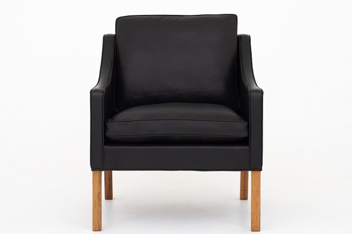 Børge Mogensen / Fredericia Furniture
BM 2207 - Reupholstered easy chair in black Pleasure leather and legs in teak. 
KLASSIK offers upholstery of the chair in fabric or leather of your choice.
Availability: 6-8 weeks
Renovated
