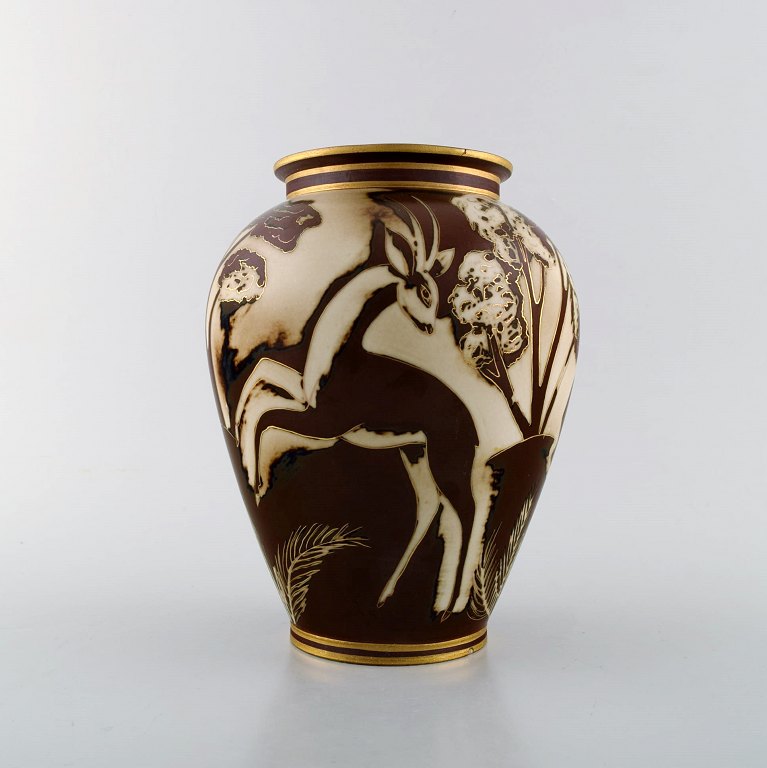 Gunnar Nylund for Rørstrand / ALP Lidköping. Unika hånddrejet art deco Flambé 
vase med hjorte.  1930