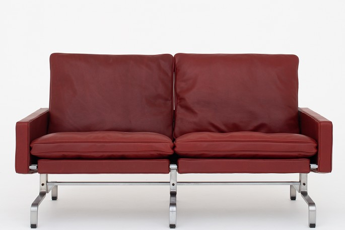 Poul Kjærholm / E. Kold ChristensenPK 31/2 - Nybetrukket 2 pers. sofa i Elegance Indian red-læder på stel af stål. KLASSIK tilbyder polstring af sofaen med stof eller læder efter eget ønske. Kontakt os venligst for mere information.Leveringstid: 6-8 ugerNy-restaureret