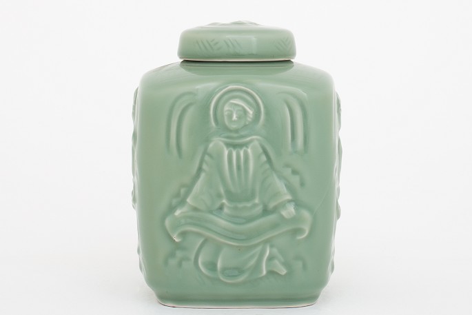 Jais Nielsen / Royal Copenhagen
Jar in porcelain w. green celadon glaze.
1 pc. in stock
Original condition
