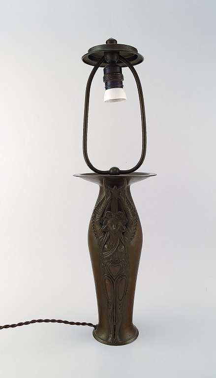 Gudmund Hentze (f. 1875, d. 1948), dansk billedhugger og maler. Bordlampe af 
patineret bronze med skønvirkemotiver i form af kvindeskikkelser. Ca. 1910.