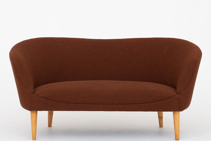 Svensk Snedkermester Nybetrukket 2 pers. sofa i tekstil (Colline 568) med svungen ryg på ben af bøg1 stk. på lagerNy-restaureret