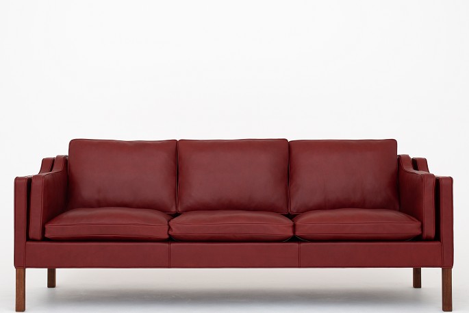 Børge Mogensen / Fredericia FurnitureBM 2213 - Nybetrukket 3 pers. sofa i Elegance Indian Red-læder med ben i valnød. KLASSIK tilbyder polstring af sofaen med stof eller læder efter eget valgLeveringstid: 6-8 ugerNy-restaureret
