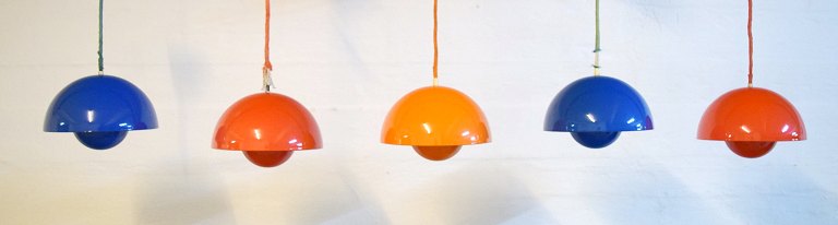 Verner Panton (1926-1998). Fem tidlige Verner Panton Flowerpot pendler / 
loftlamper i orange, rød og blå emalje. 1970