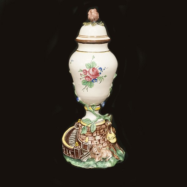 Terrassenvase aus Fayence. Polychrom dekoriert. Signiert Marieberg, Schweden, um 
1765. H: 33cm