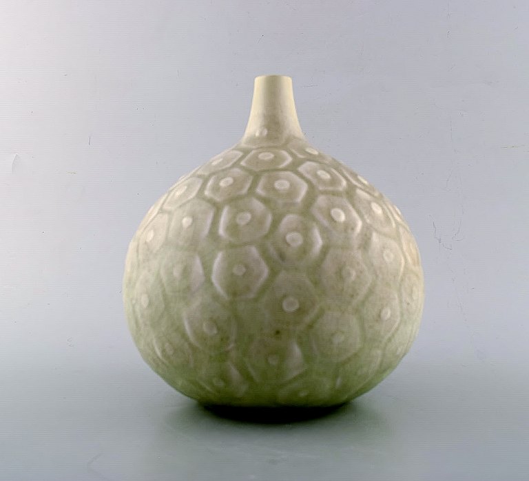 Saxbo. Stor kuglerund vase med geometrisk mønster. Smal hals.  1940/50