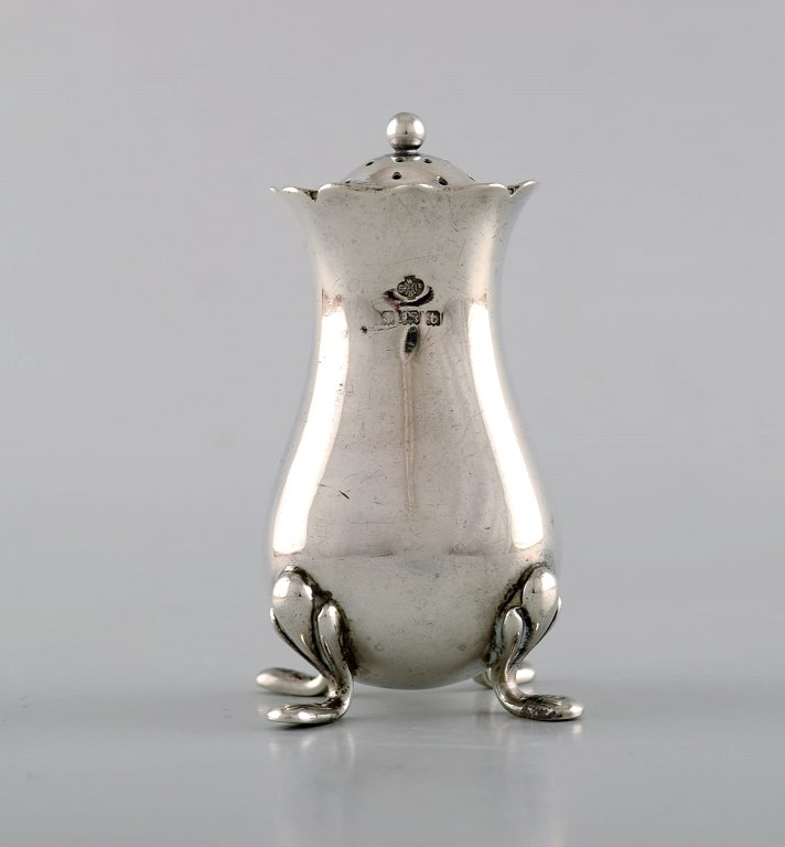 English pepper shaker in silver. Late 19th century. From large private 
collection. 
