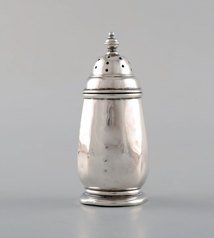 English pepper shaker in silver. Late 19th century. From large private 
collection. 
