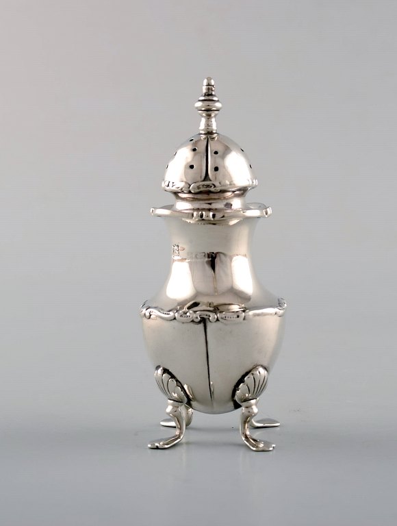 English pepper shaker in silver. Late 19th century. From large private 
collection. 
