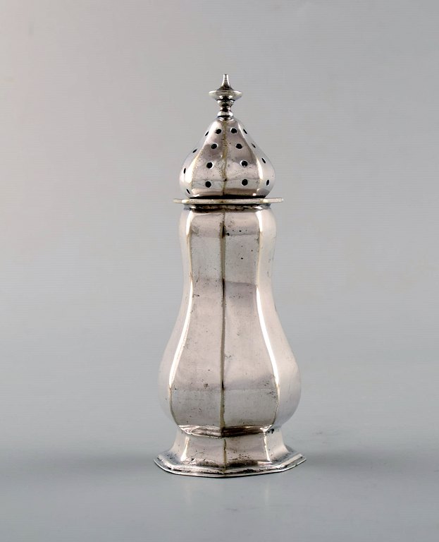 English pepper shaker in silver. Late 19th century. From large private 
collection. 
