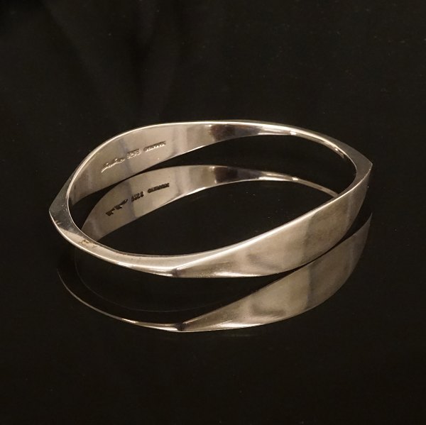 Hans Hansen: Ovaler Armring i Sterlingsilber. Masse innen: 7,1x6,3cm