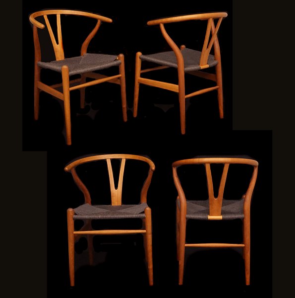 Hans Wegner: Et sæt på fire Y-stole, oliebehandlet kirsebær og sorte fletsæder. 
Leveres med originale læderhynder