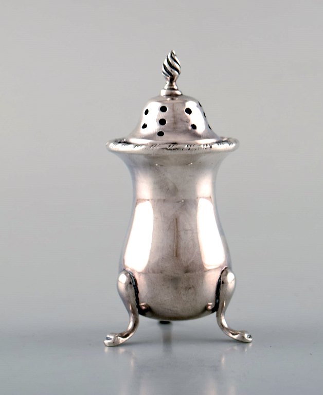 English pepper shaker in silver. Late 19th century. From large private 
collection. 
