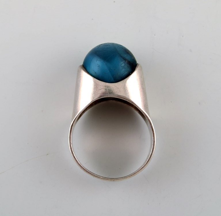 Hugo Grün. Danish silversmith. Modernist silver ring with malachite. 1950