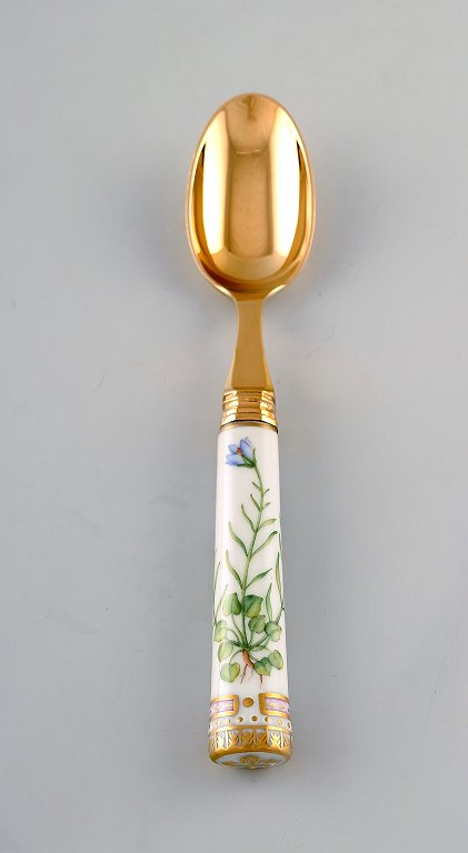 Georg Jensen for Royal Copenhagen. "Flora Danica" spiseske af forgyldt 
sterlingsølv. Skafte af porcelæn dekoreret i farver og guld med blomster.