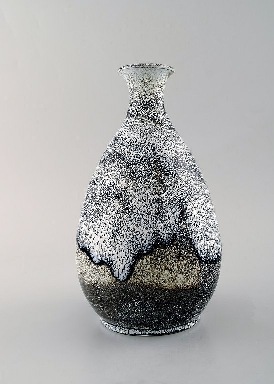 Svend Hammershøi for Kähler, HAK. Vase i glaseret stentøj. Smuk gråsort 
dobbeltglasur. 1930